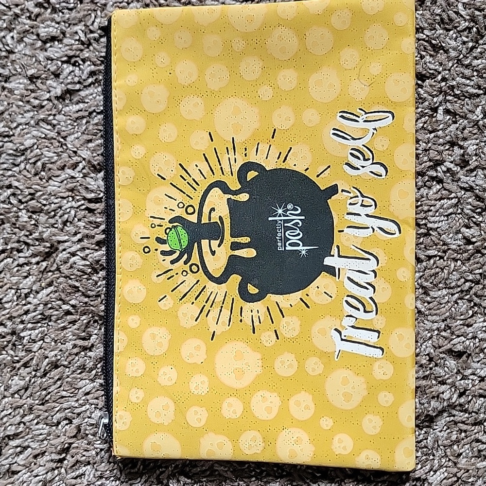 Perfectly Posh Halloween Self Care Bundle 🎃 Mask + Snarky Bar + Makeup Bag - Picture 9 of 16